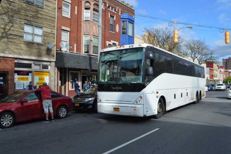 A Wanda Coach bus picks up at its location in Chinatown. (Source: flickr.com)